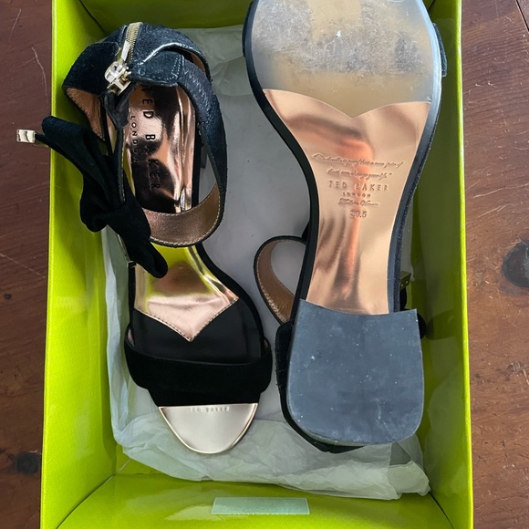 NIB Ted Baker London black suede sandals - Picture 4 of 13